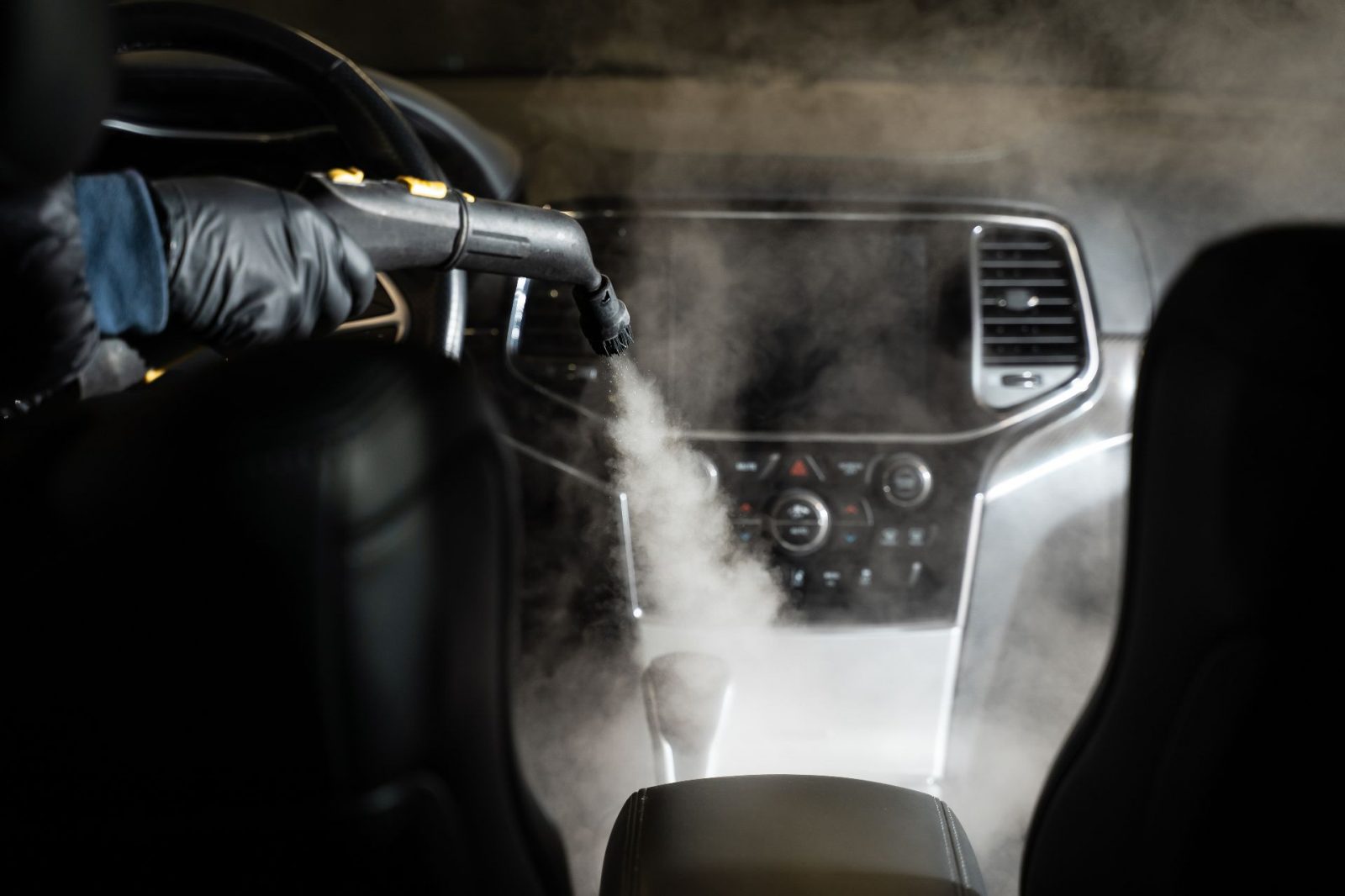 Rauchgeruch im Auto beseitigen – welche Methode hilft?